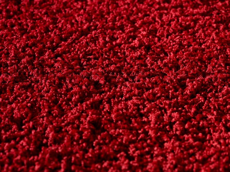 Rood hoogpolig vloerkleed of karpet